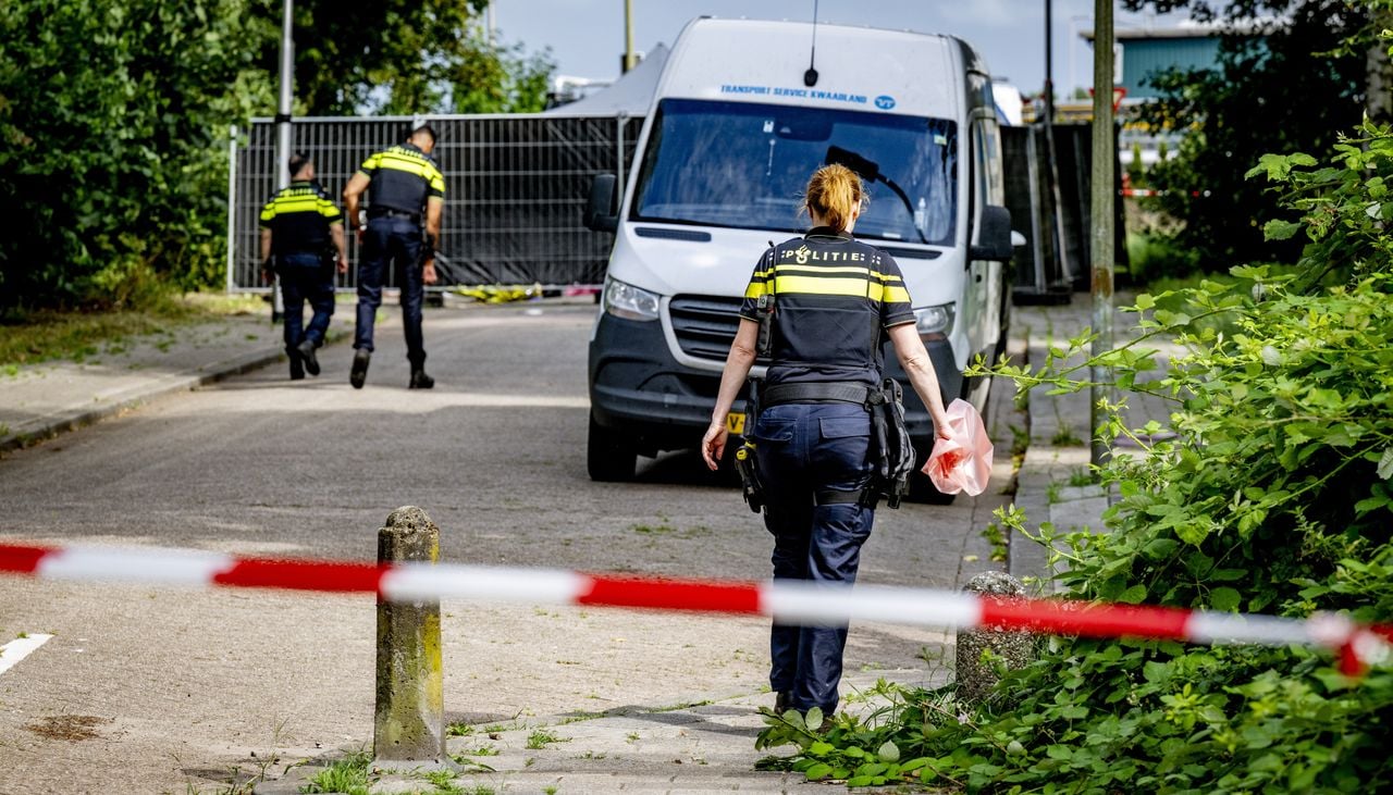 Een gebied rondom de plek waar de vrouw werd gevonden, werd snel afgezet (foto: ANP).