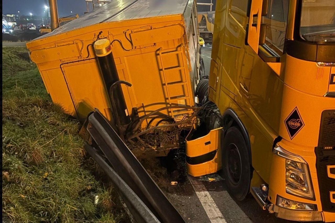 Een vrachtwagen verloor zijn oplegger op de A59. (Foto: Rijkswaterstaat.)