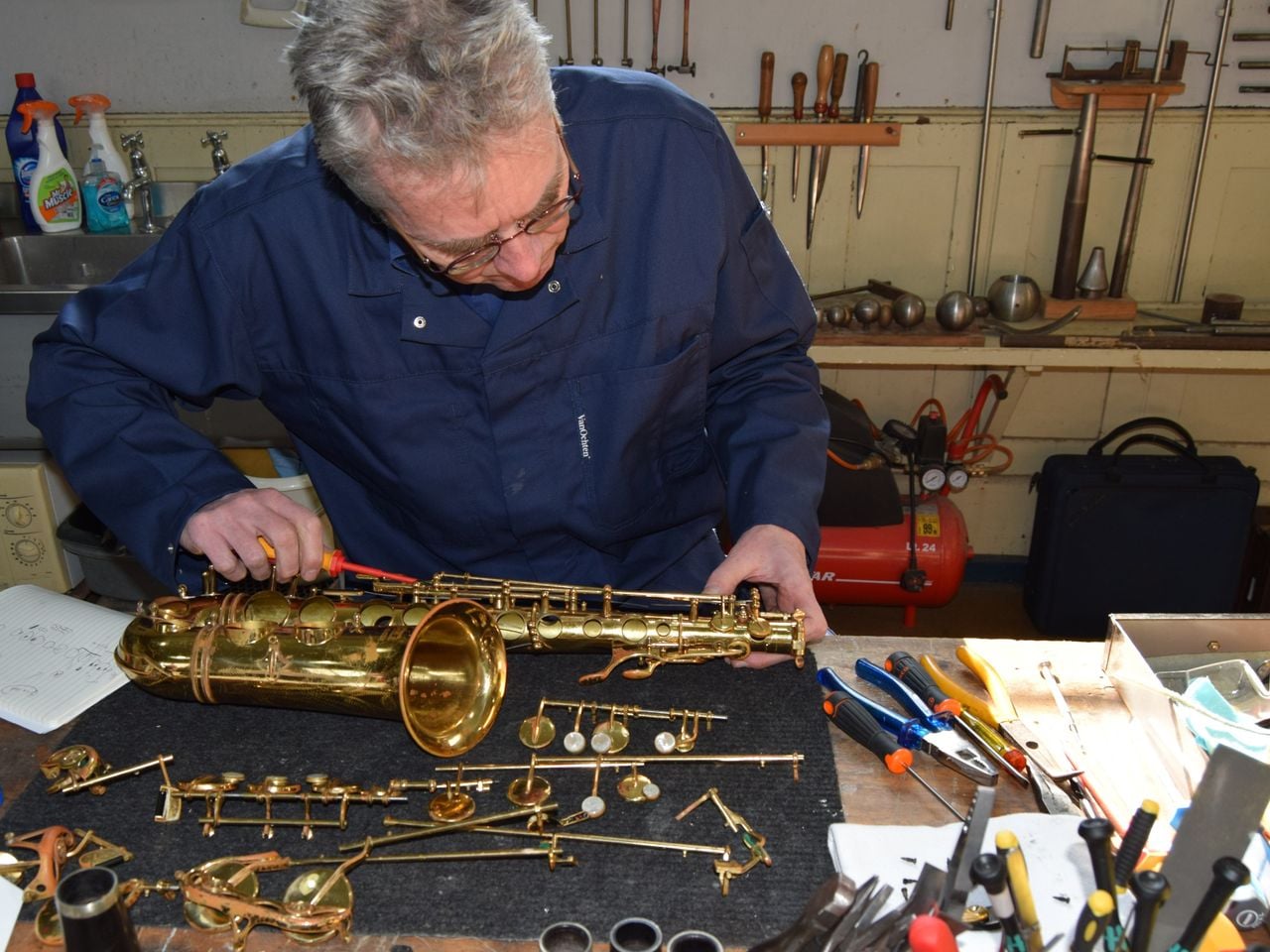 Ingeleverde instrumenten worden gerepareerd en onderhouden.