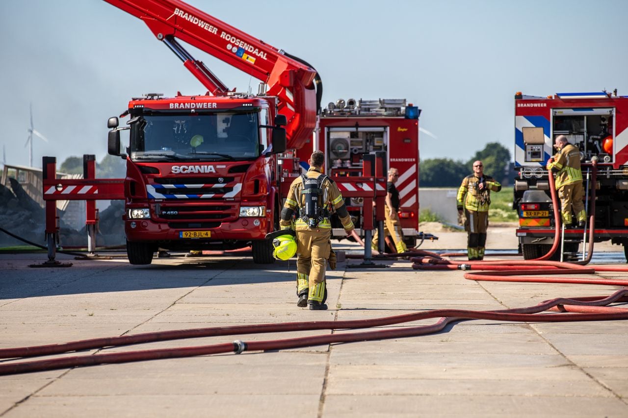Brand uitgebroken in loods Kruisland (foto: Christian Traets / Persbureau Heitink).