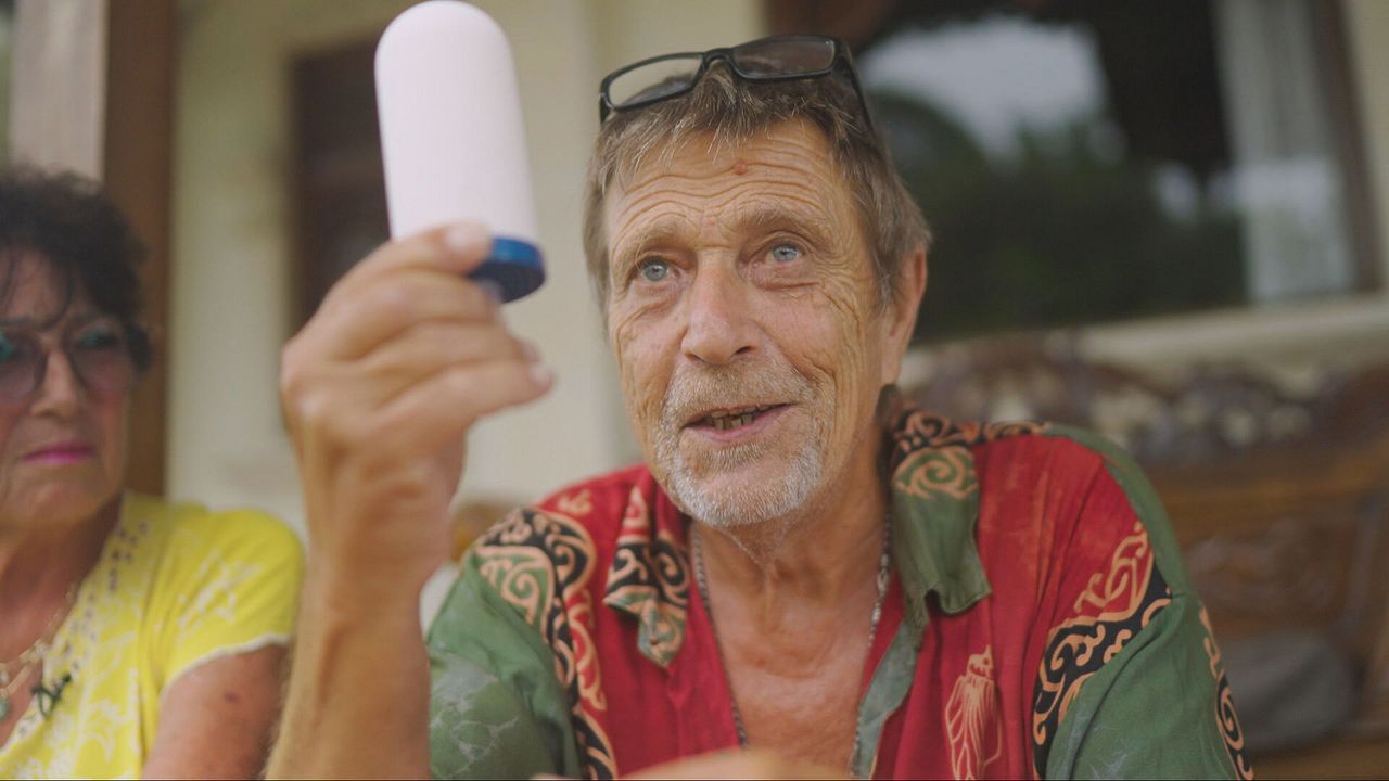 Met dit waterfilter verandert Aad het leven van velen (beeld: Vergezocht/Omroep Brabant).