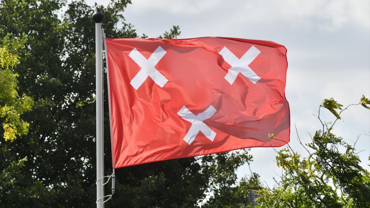 Een vlag met het wapen van Breda, zoals het eigenlijk op de bekers had moeten staan (foto: Erald van der Aa/ANP).