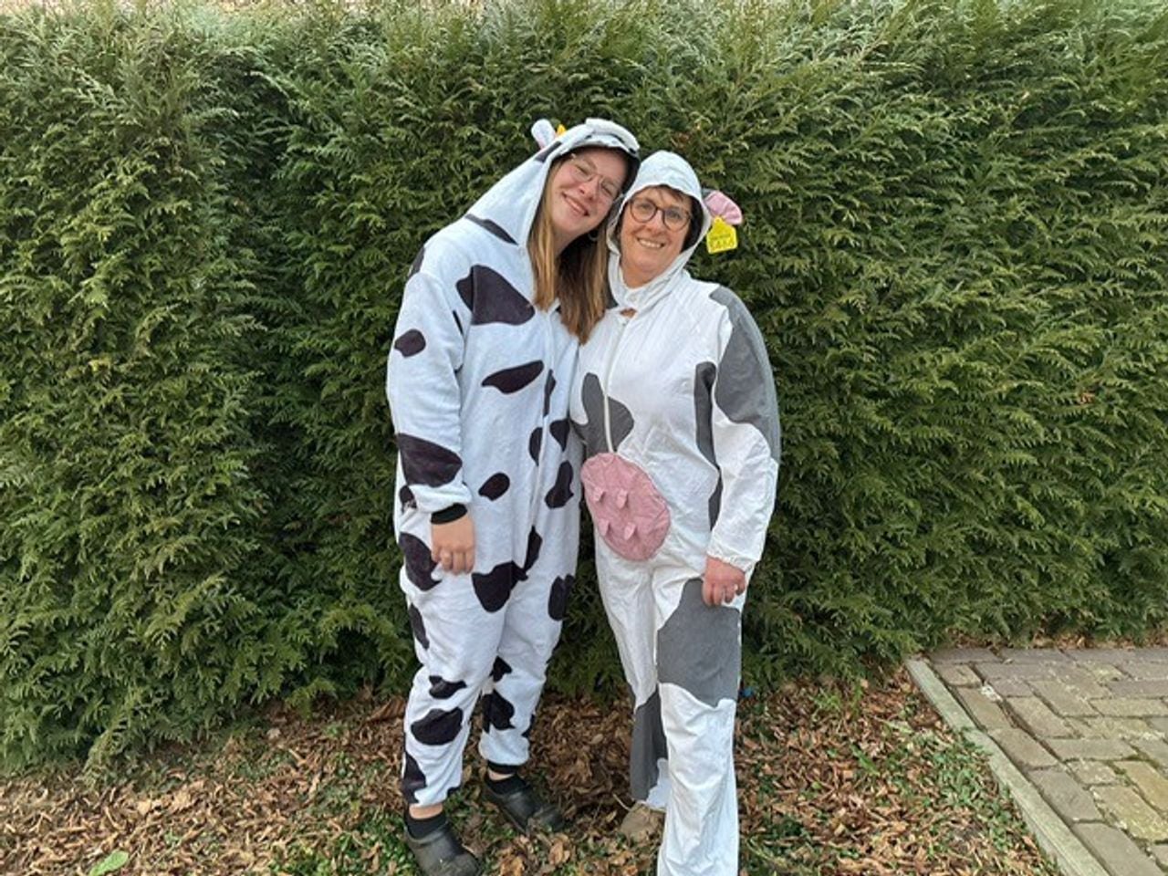Ingrid met haar dochter Amber in koeienpak (foto: Ingrid Hazenberg-Jansen).