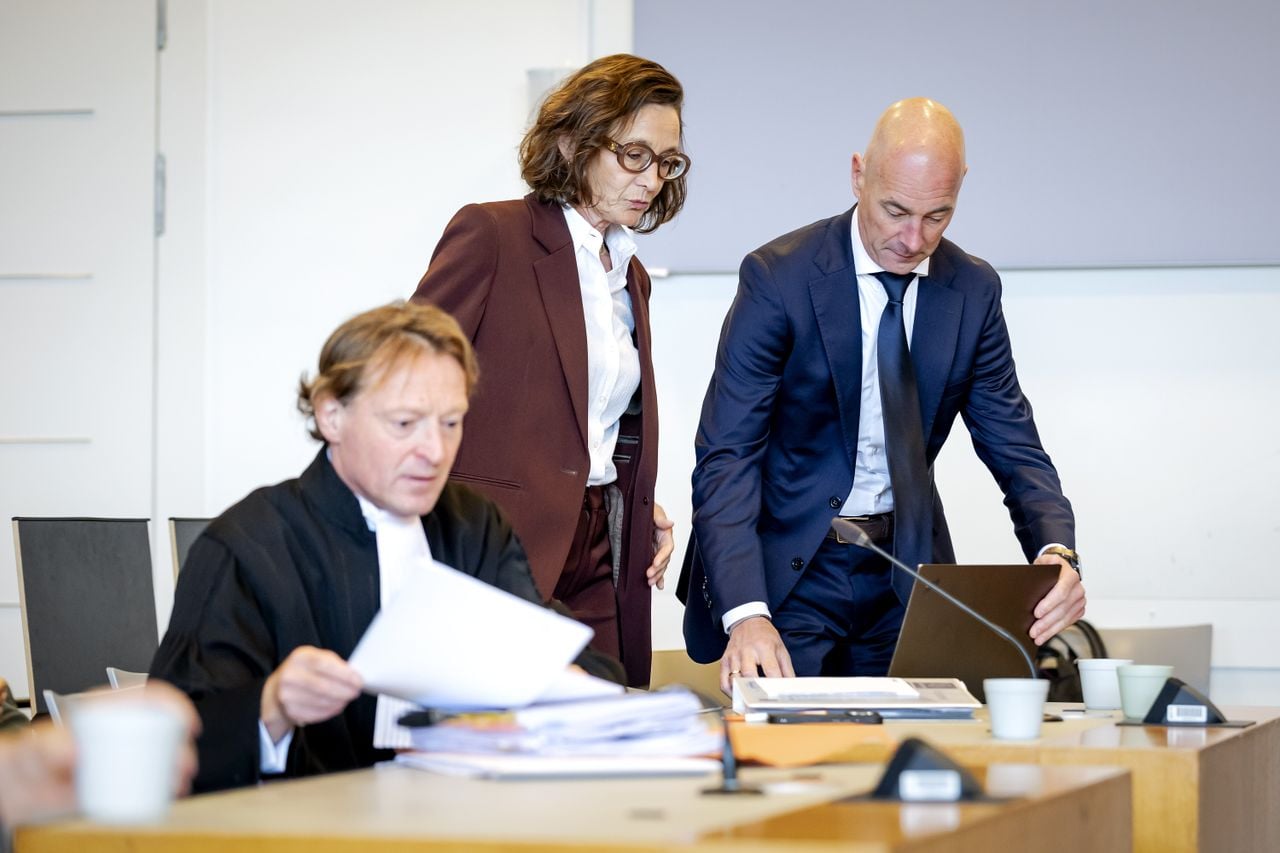 Advocaat Michiel van Dijk (links) met naast hem KNVB-directeur Marianne van Leeuwen (foto: Robin van Lonkhuijsen / ANP).