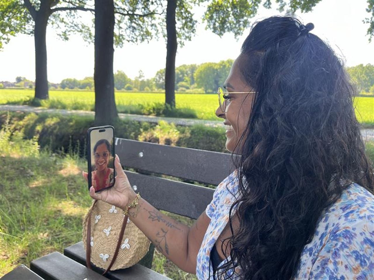 De zussen videobellen met elkaar (foto: Floortje Steigenga).