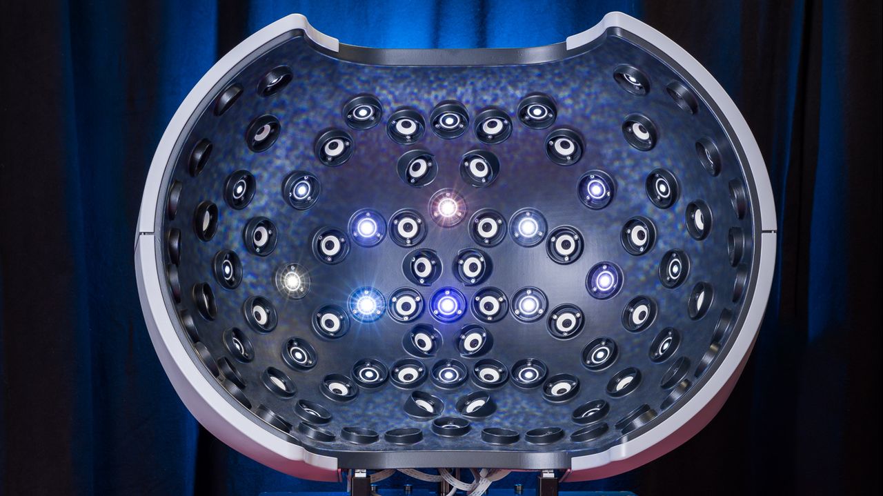 De Early Warning Scan kijkt naar de vorm en kleur en beweging in de borst (foto: Stichting YvYa).