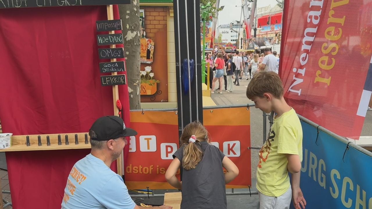 Het flesje wordt met volle kracht omhoog gepompt (foto: Thijs den Ouden).