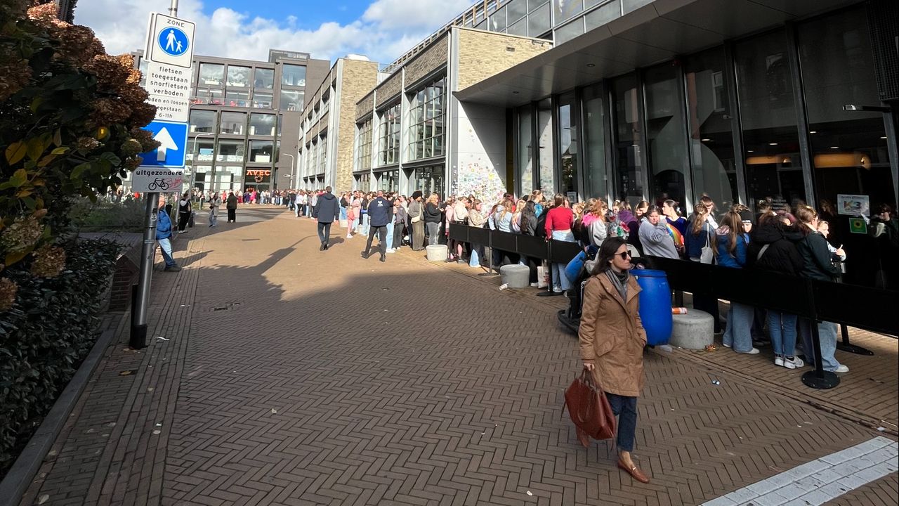 De lange rij bij het poppodium (Foto: Omroep Brabant).