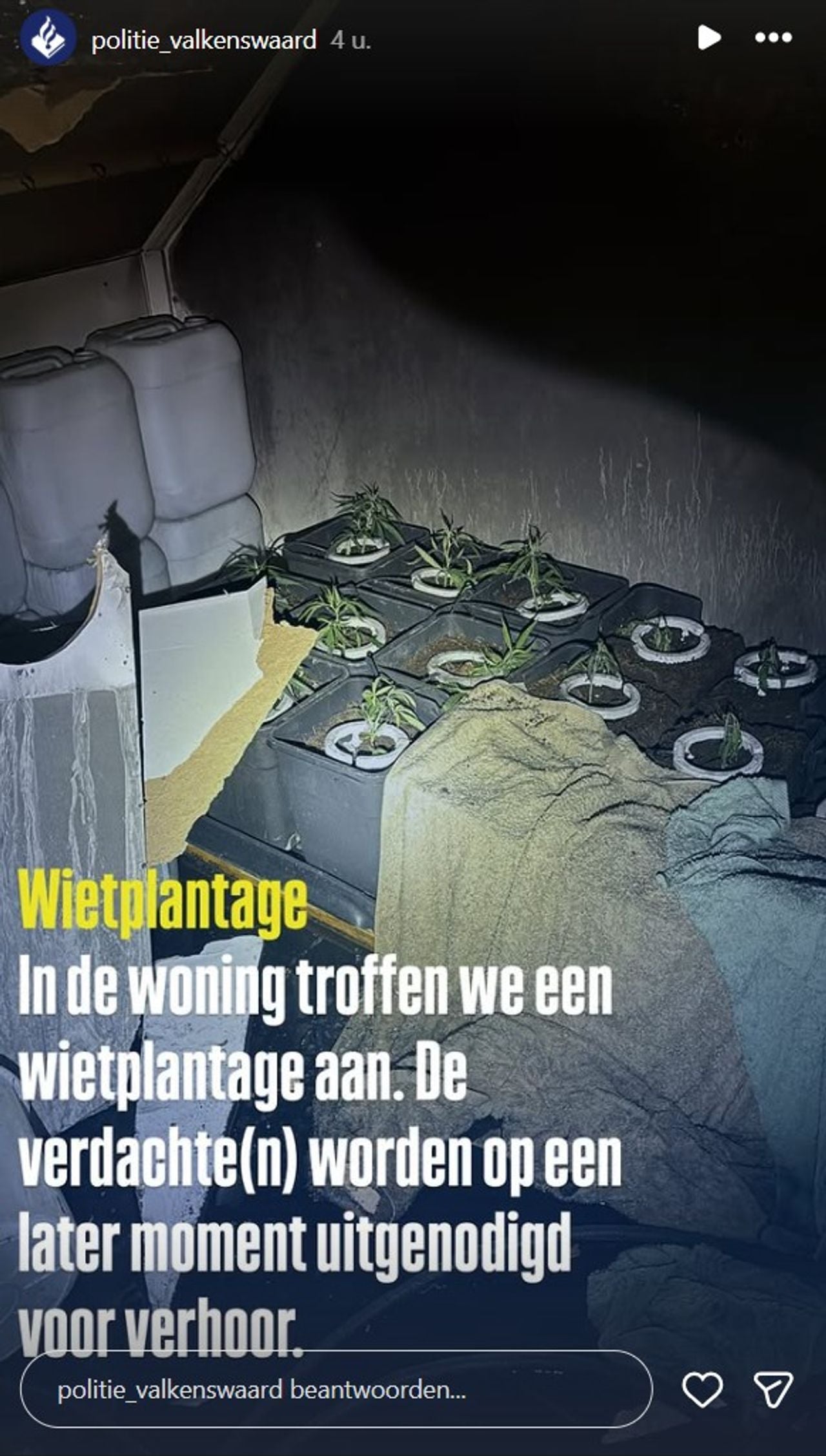 Op de zolder van het huis in Heeze werd een wietplantage ontdekt (foto: Instagram politie Valkenswaard).