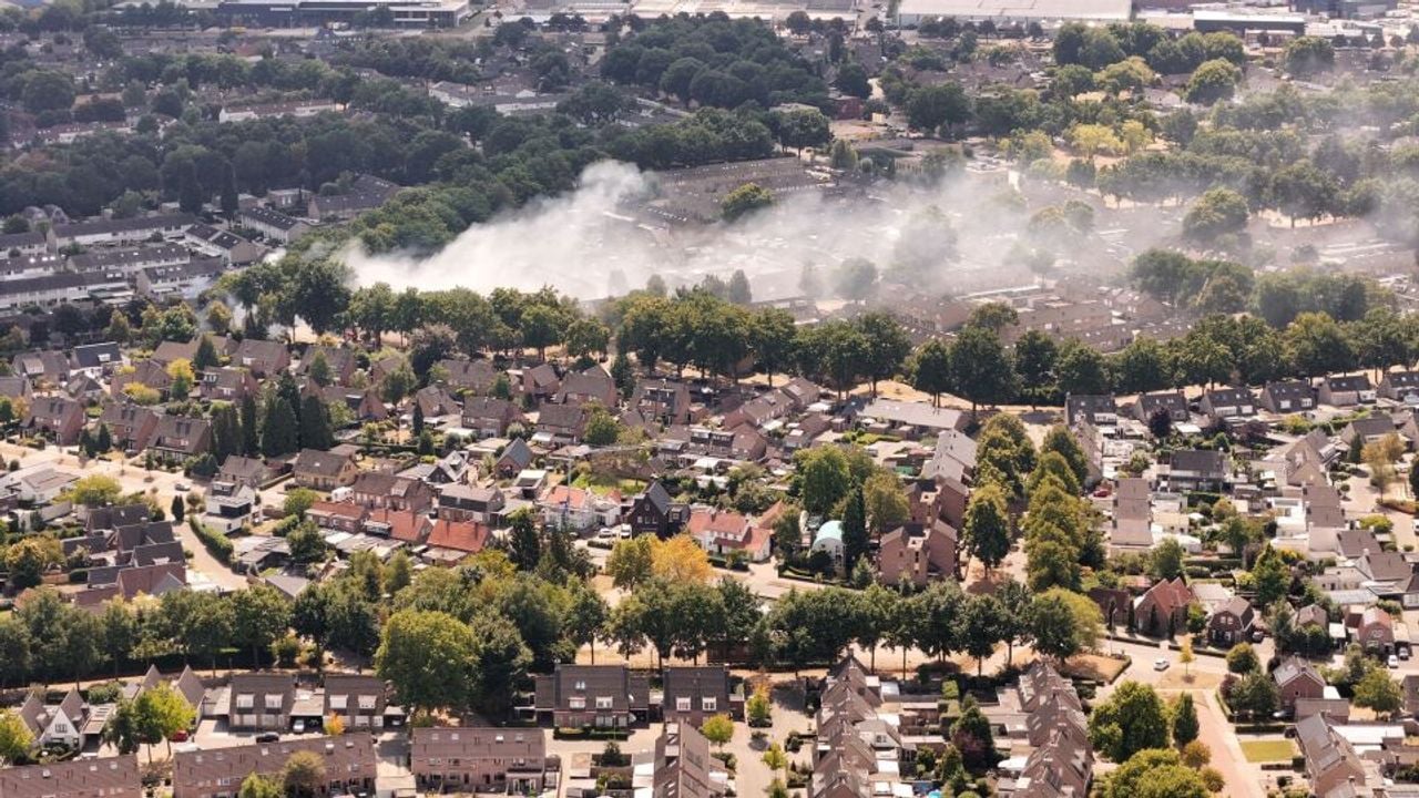 De rook verspreidde zich al snel over een groot gebied (foto: Theo Vermeulen).