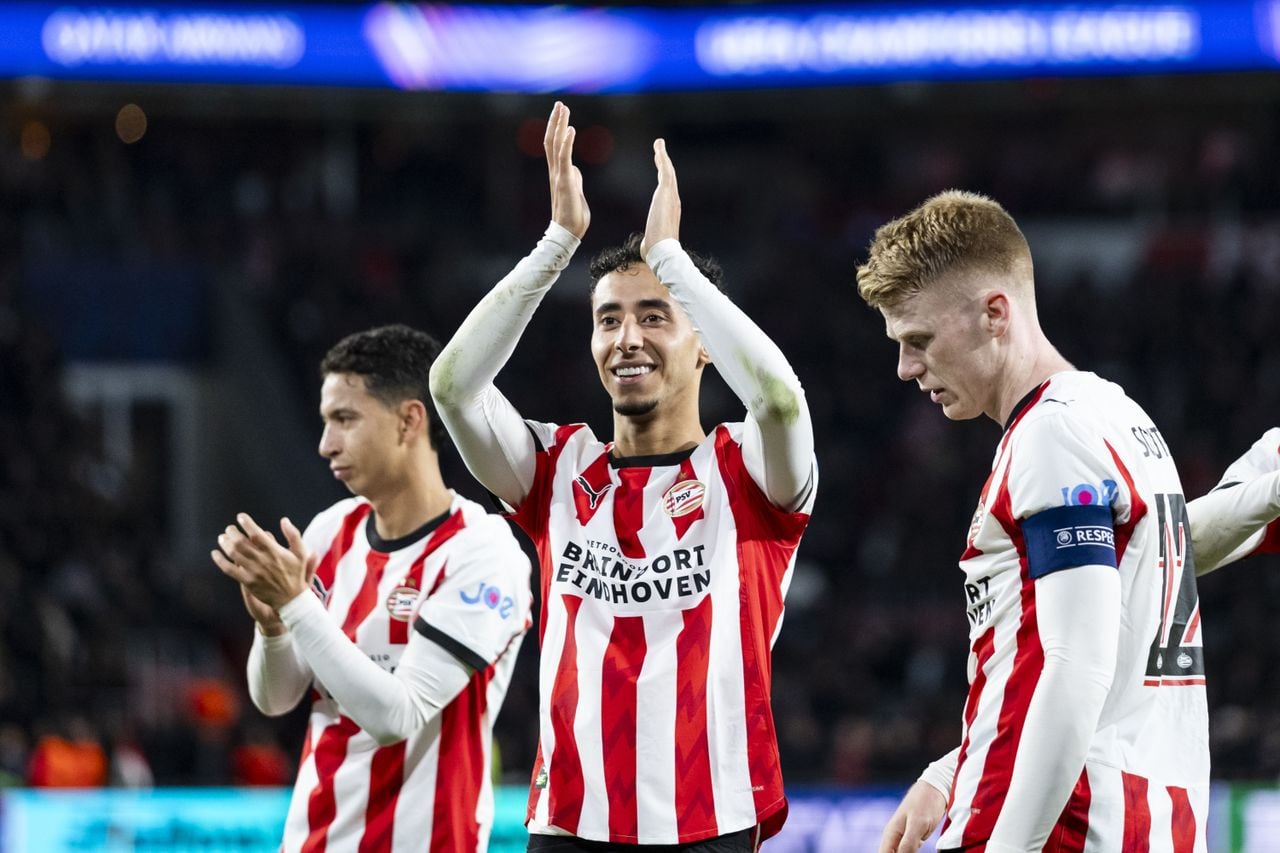 Anass Salah-Eddine bedankt de PSV-fans na de overwinning op Napoli (foto: ANP)