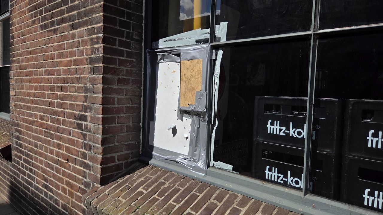 Het ingeslagen raam (foto: Noël van Hooft)