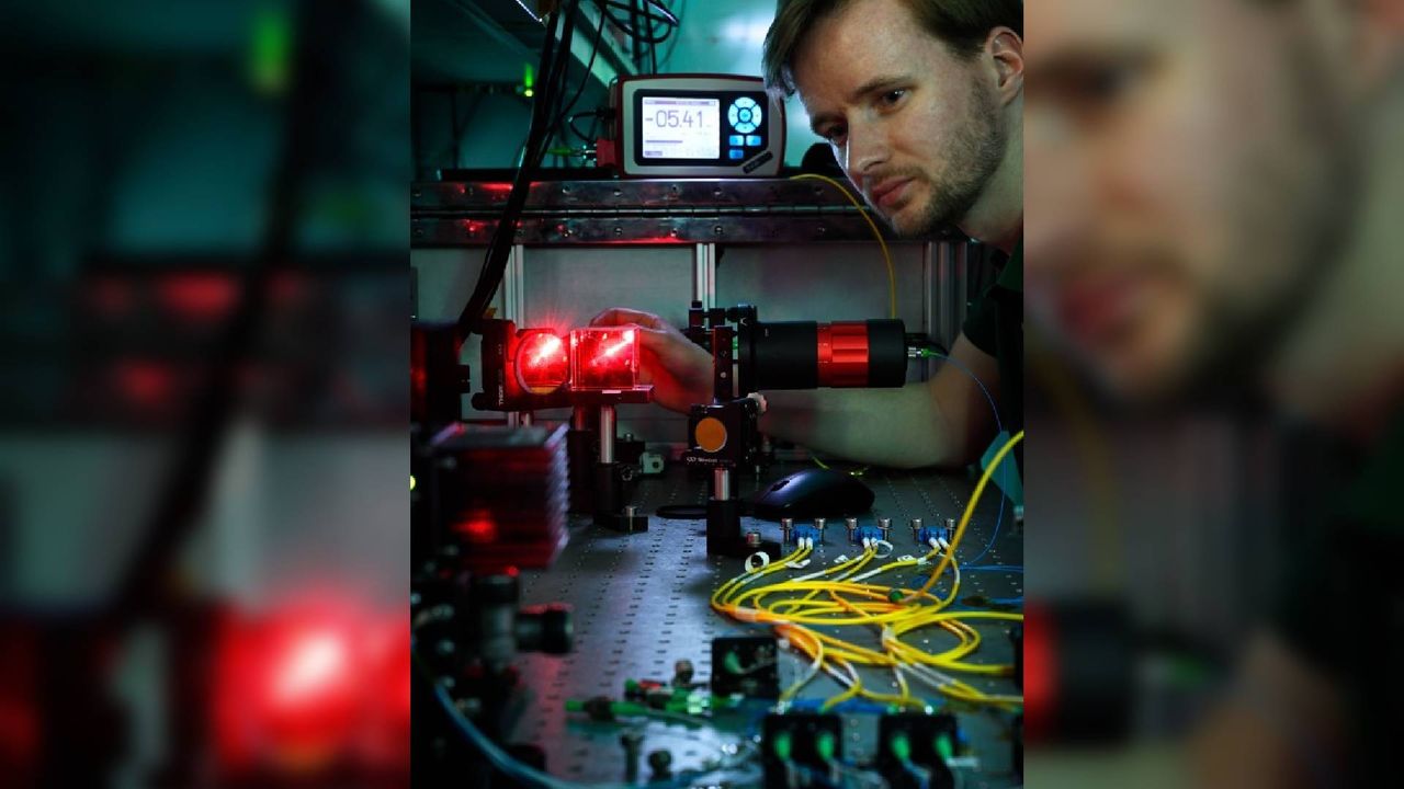 Vincent van Vliet in de weer met infrarood (foto: Bart van Overbeeke).