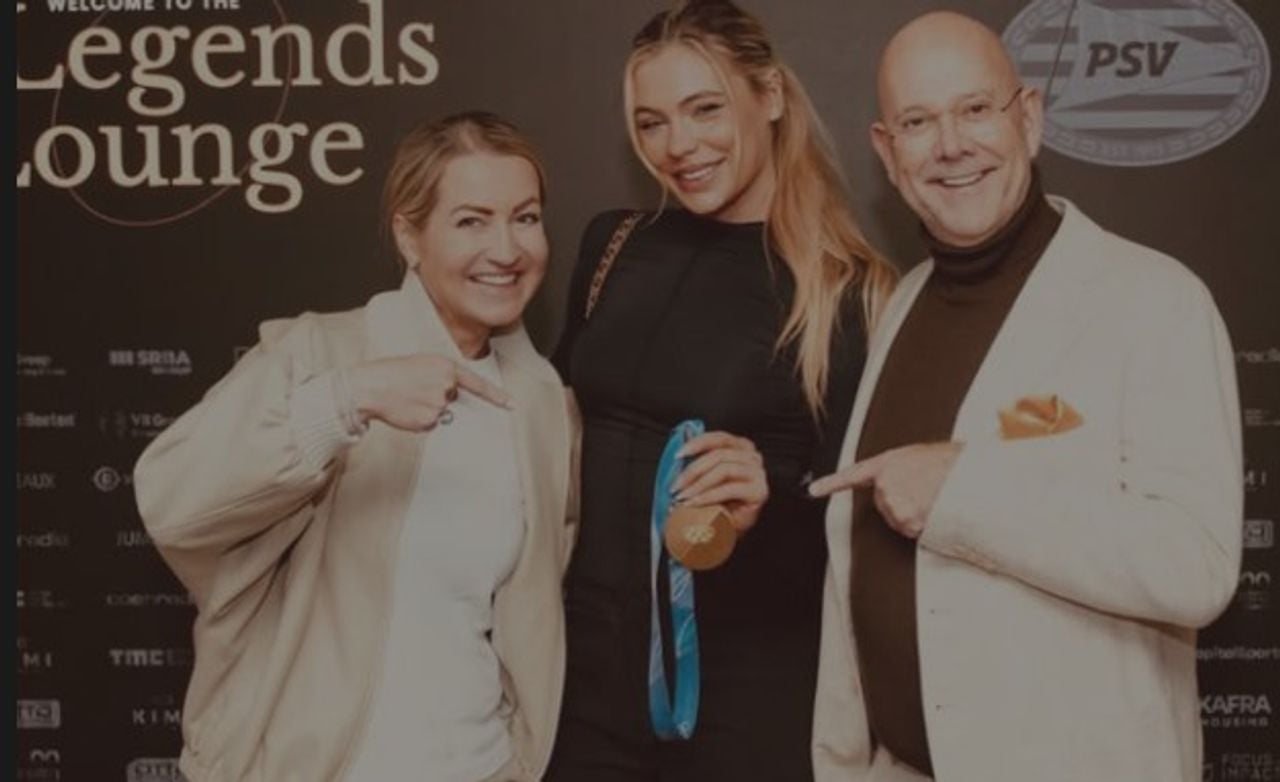 Jutta Leerdam met Frank van Gool in het PSV-stadion. (Foto: Instagram Jutta Leerdam)