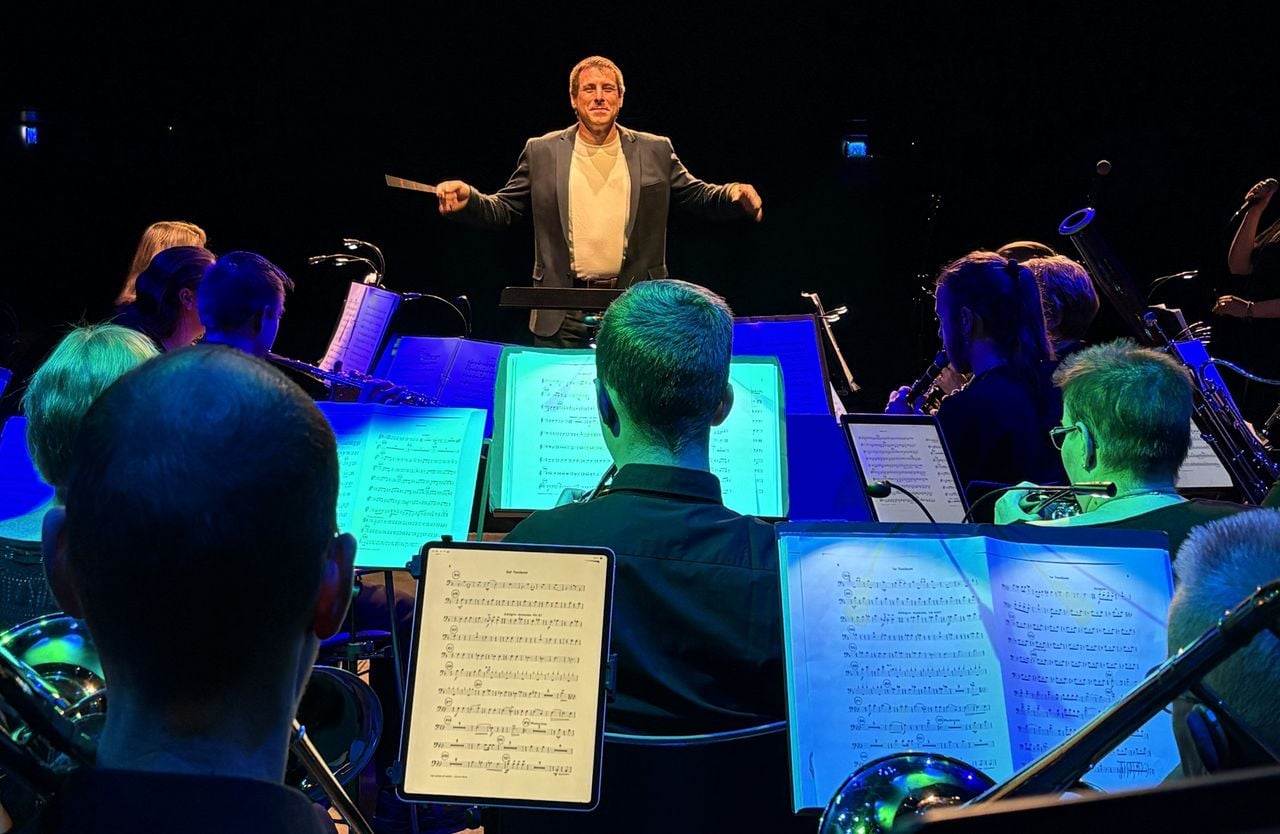 Jos, zelfverzekerd en rustig aan het hoofd van het orkest (foto: Karin Kamp).