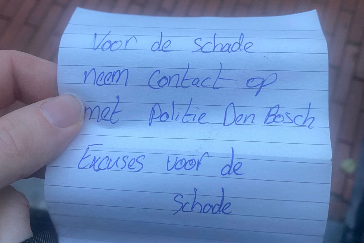 De politie liet netjes een briefje achter na de aanrijding (foto: Maurice Koch)