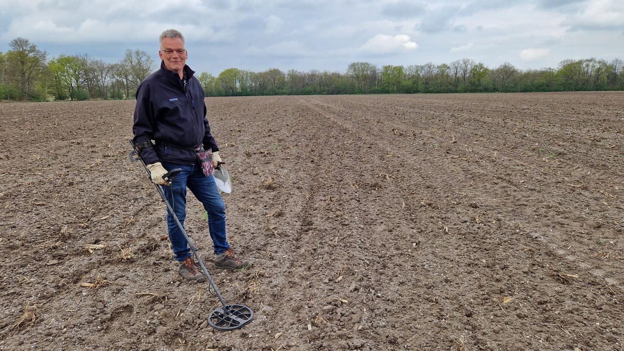 Jaap de Jong met zijn metaaldetector (Foto: Tom Berkers / Omroep Brabant)
