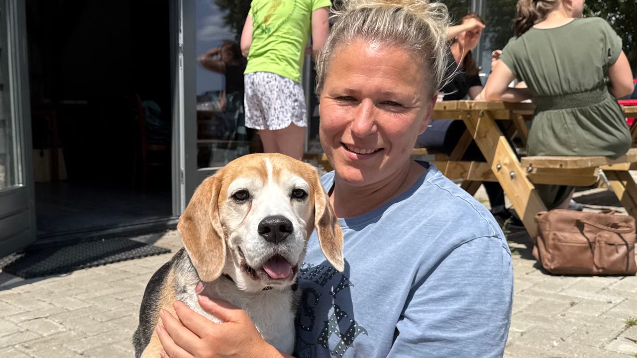 Daniëlle Walraven met haar hond Cooper (foto: Erik Peeters).