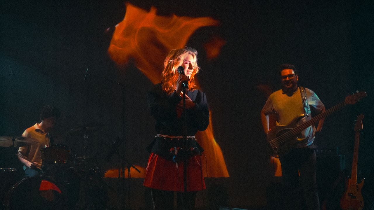 Het optreden van Julie (foto: Keographics).