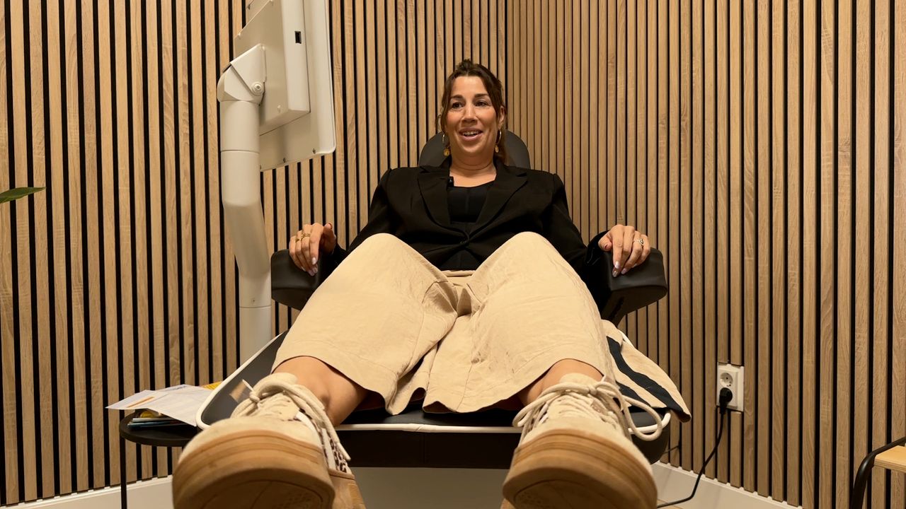 Elise de Visser in de behandelstoel (foto: Ronald Sträter).