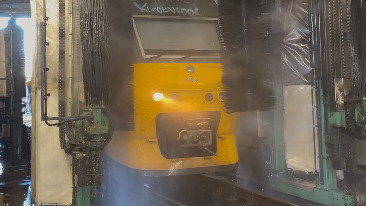 Trein door de wasstraat in Eindhoven (foto: NS).