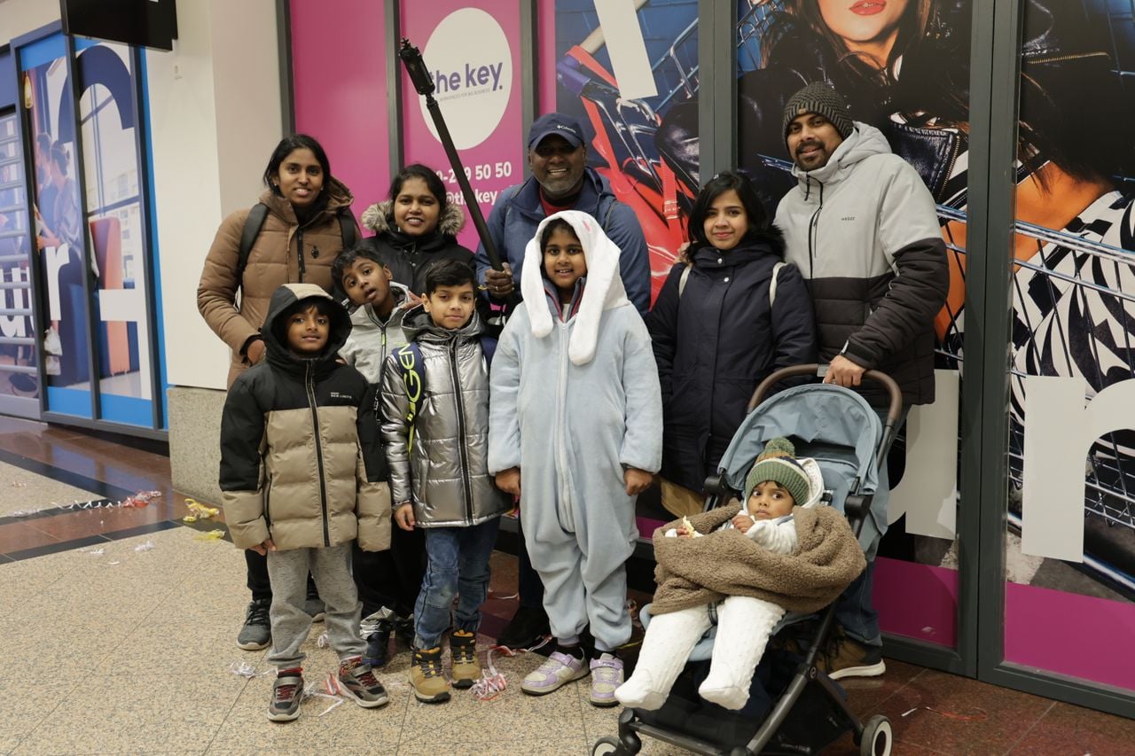 Rupesh en zijn vrouw Rachana vieren al jaren carnaval in Lampegat (foto: Lobke Kapteijns). 
