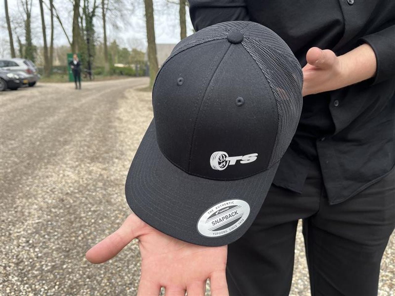 De petjes met het logo van Timmy's autobedrijf. (foto: Floortje Steigenga)