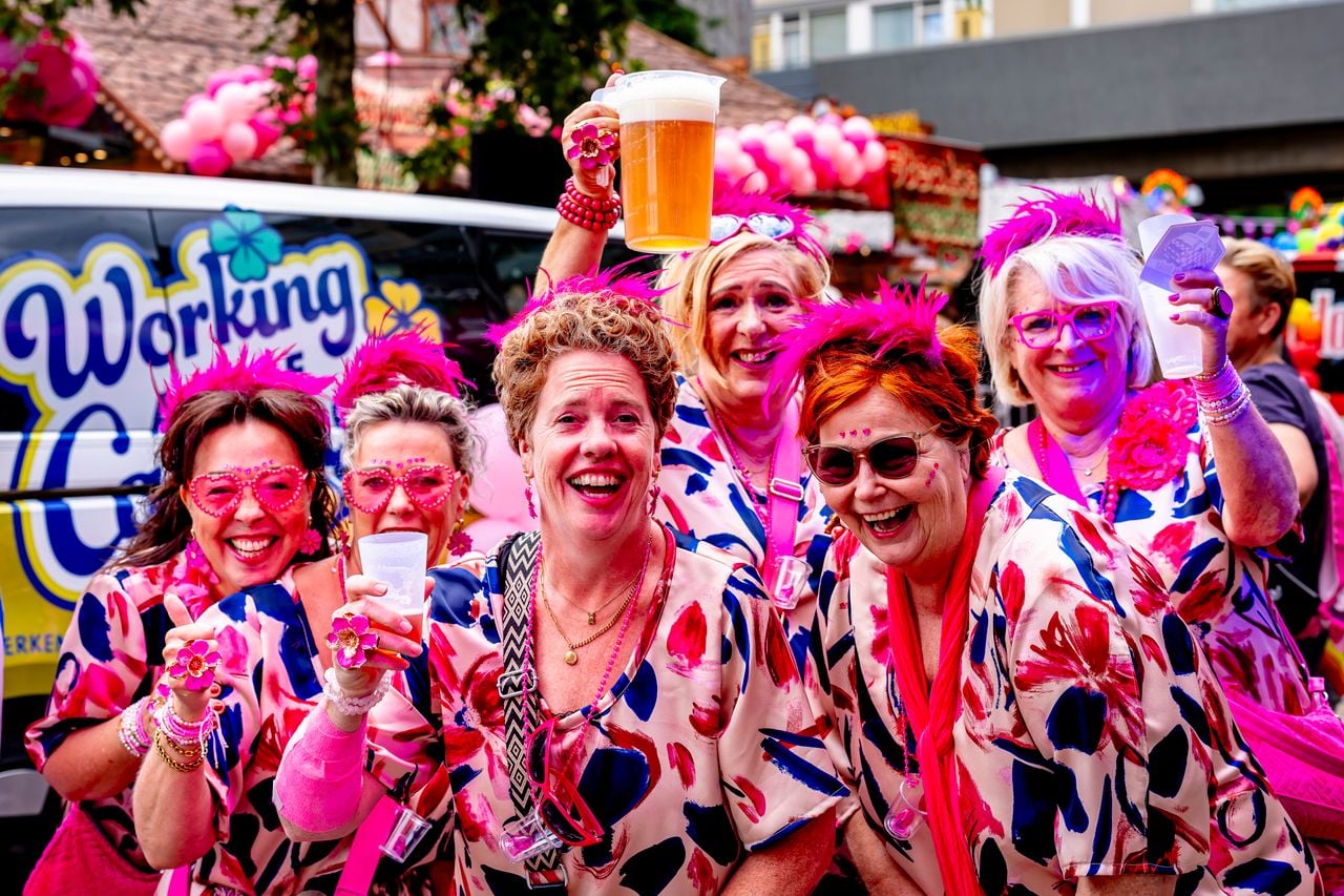 Bezoekers halen alles uit de kast voor Roze Maandag (foto: EYE4IMAGES - Caroline van Leusden).