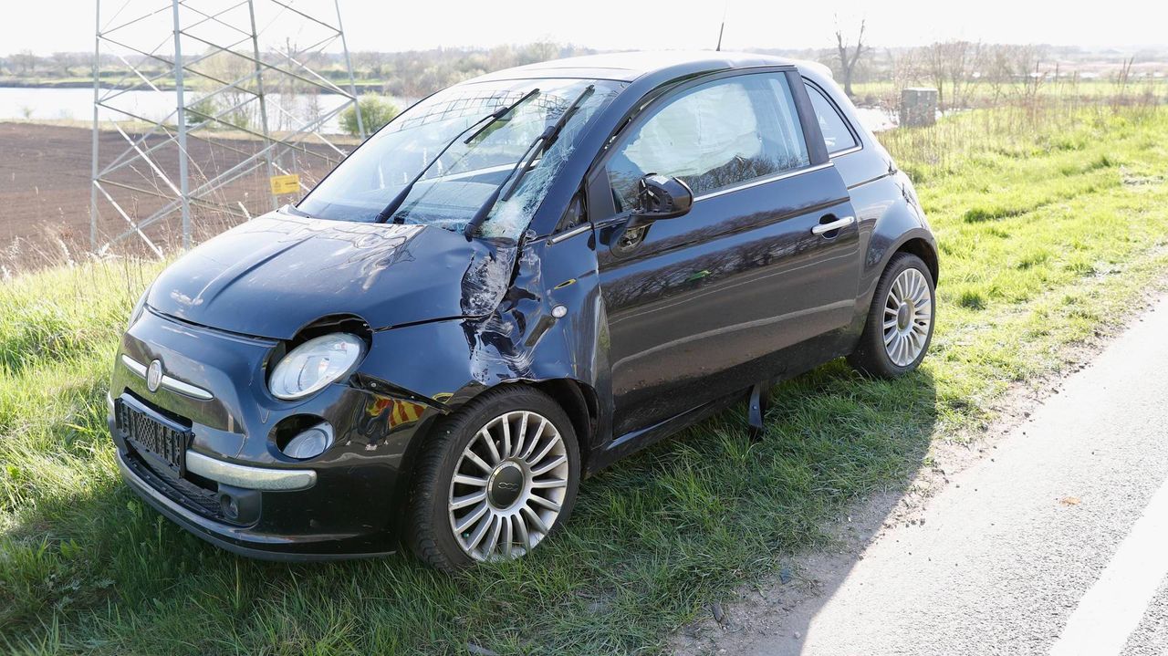 Twee auto's werden beschadigd door een graafbak die weggeslingerd werd (Foto: Saskia Kusters/Persbureau Heitink).