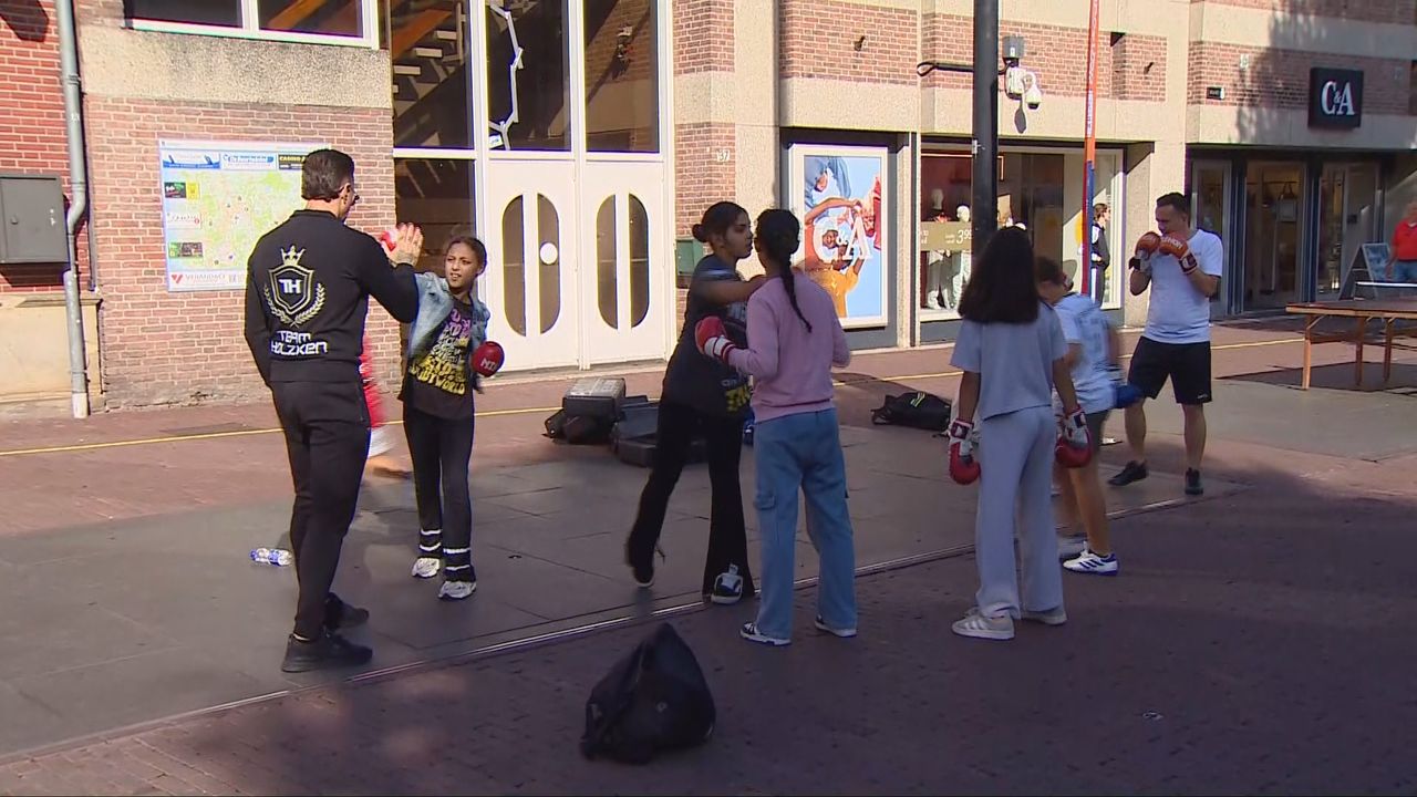 Kinderen zijn druk in de weer met kickboksen.