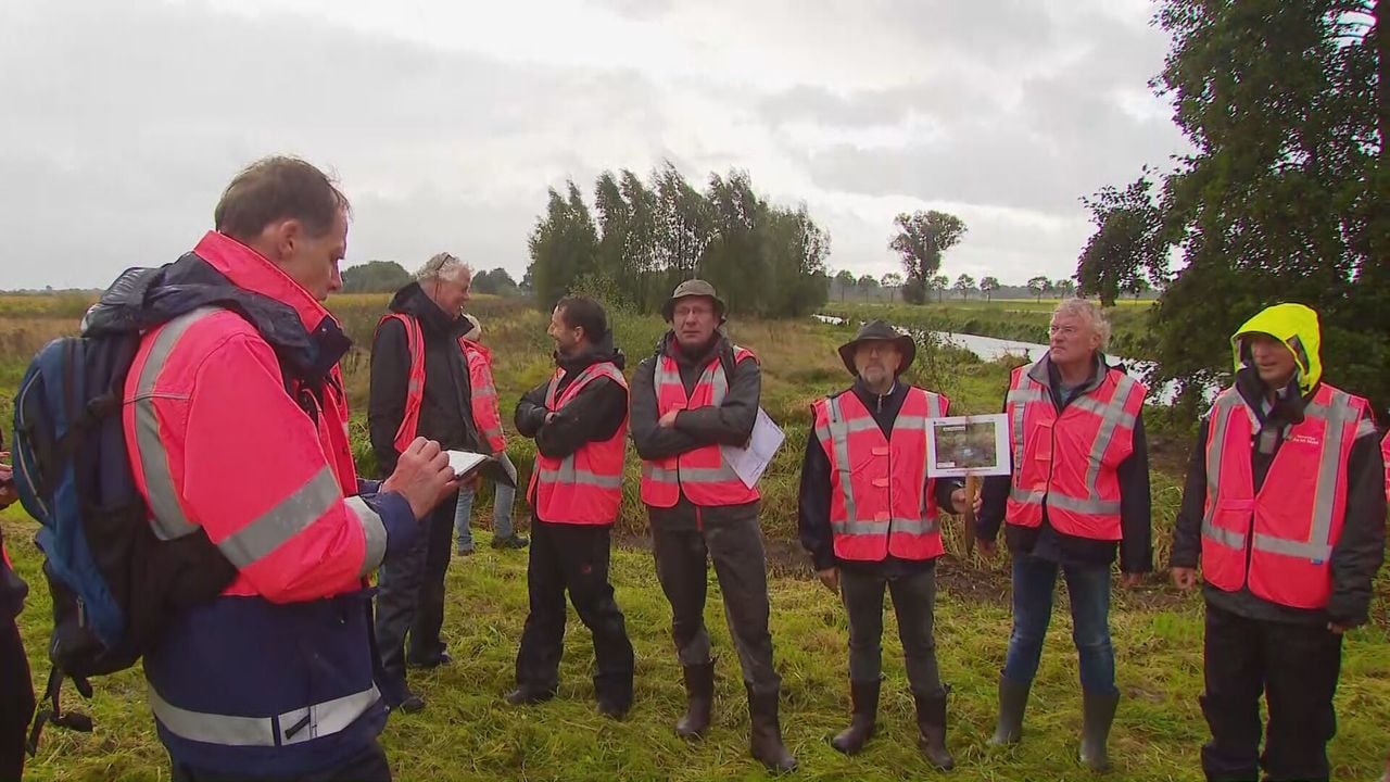Vrijwilligers op de rivierdijk bij de Maas bij Grave.
