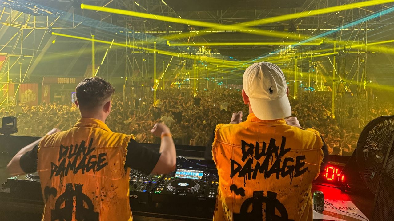 De bomvolle tent op Paaspop gaat helemaal uit zijn dak (foto: Omroep Brabant).