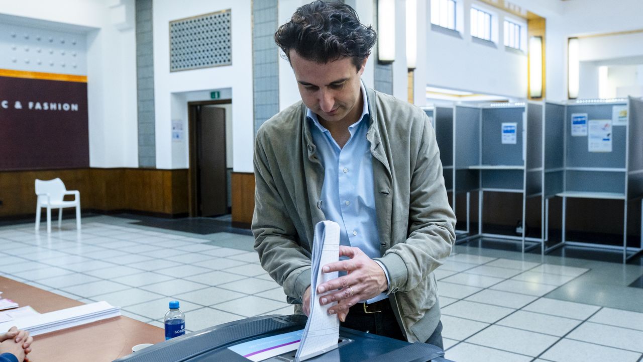 Jesse Klaver uit Roosendaal stopt zijn stembiljet in de bus (foto: ANP).