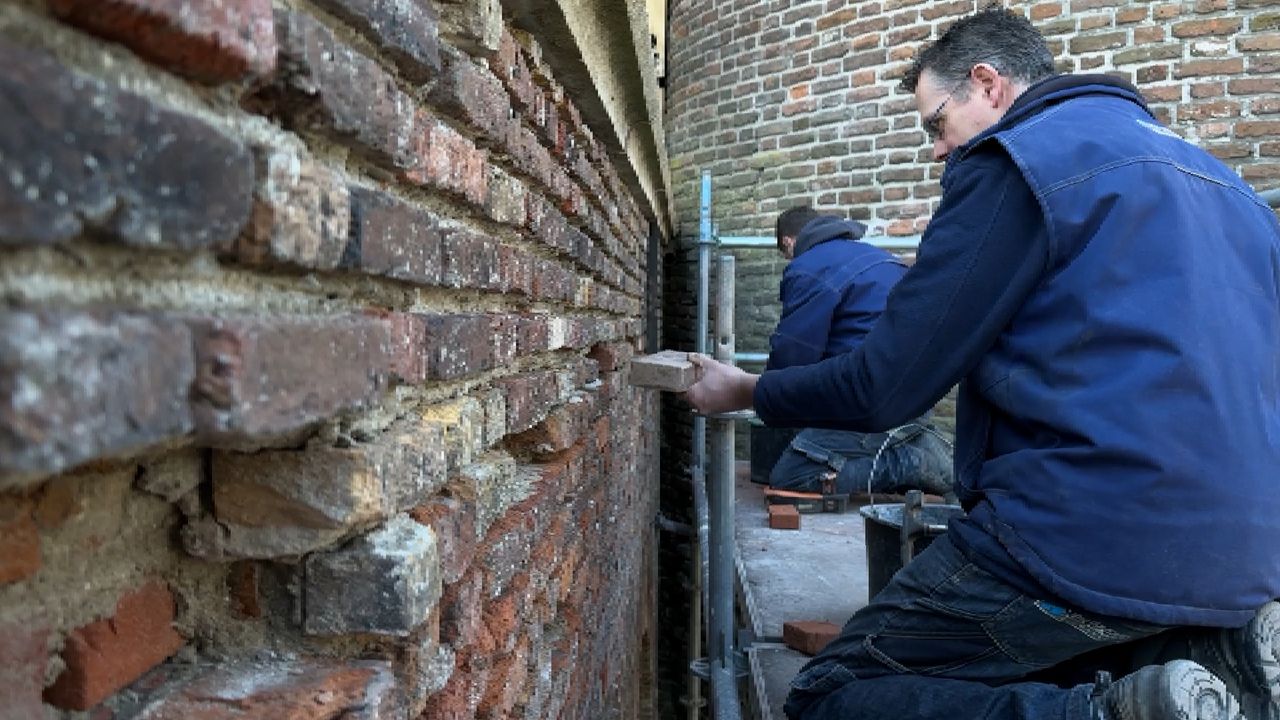 Ook de stenen van het kasteel worden hier en daar vervangen (foto: Niek de Bruijn).