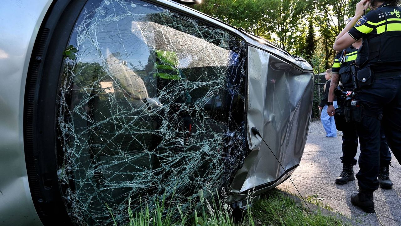 De voorruit zat vol met barsten (foto: Toby de Kort/Persbureau Heitink).