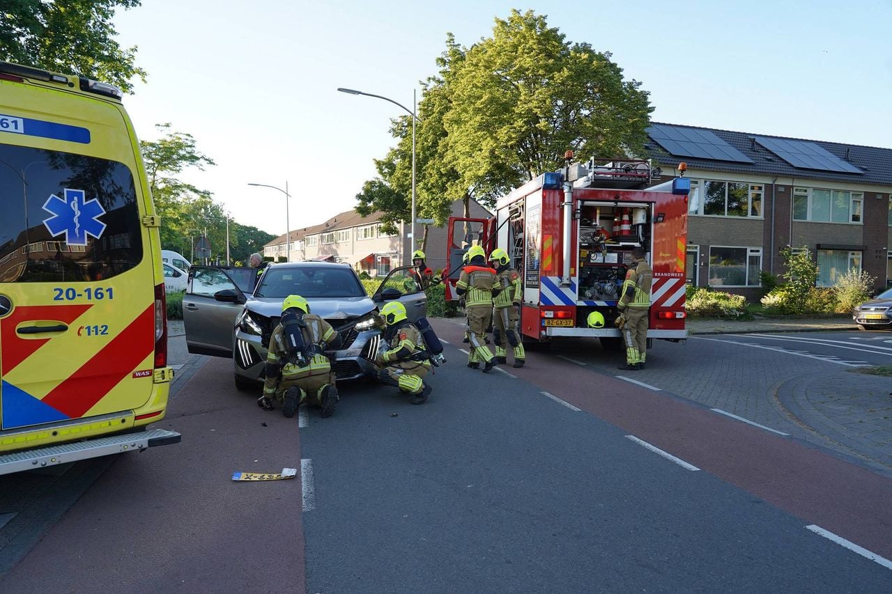 De brandweer stelde een elektrische wagen veilig (foto: Jeroen Stuve/Persbureau Heitink).