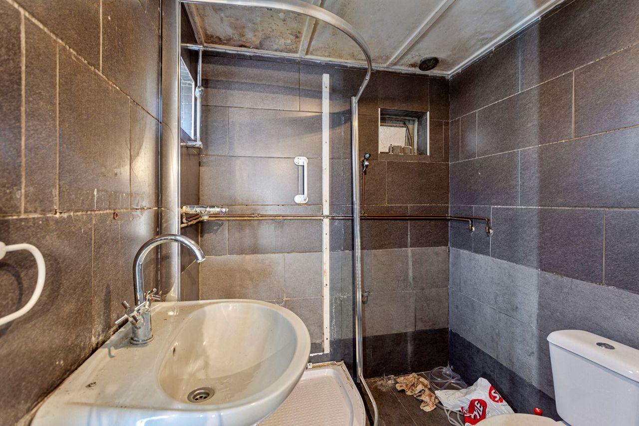 Bijzonder leidingwerk in de badkamer (foto: RE/MAX Optimus Makelaars).