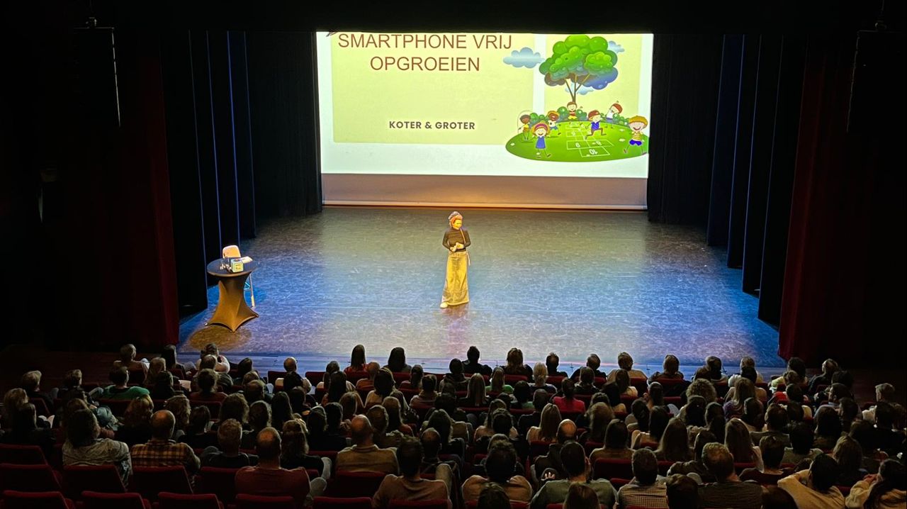 Een goedgevuld Theater de Kattendans in Bergeijk dinsdagavond (foto: Kaspar van Leek). 