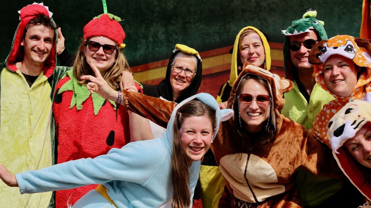 Vriendschappen en liefdes bloeien op door de traditie (foto: Lobke Kapteijns).
