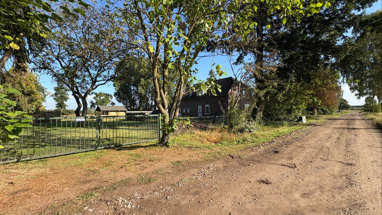 ASML wil op de Brainport Industries Campus uitbreiden en dan moet dit huis wijken (foto: Rogier van Son). 