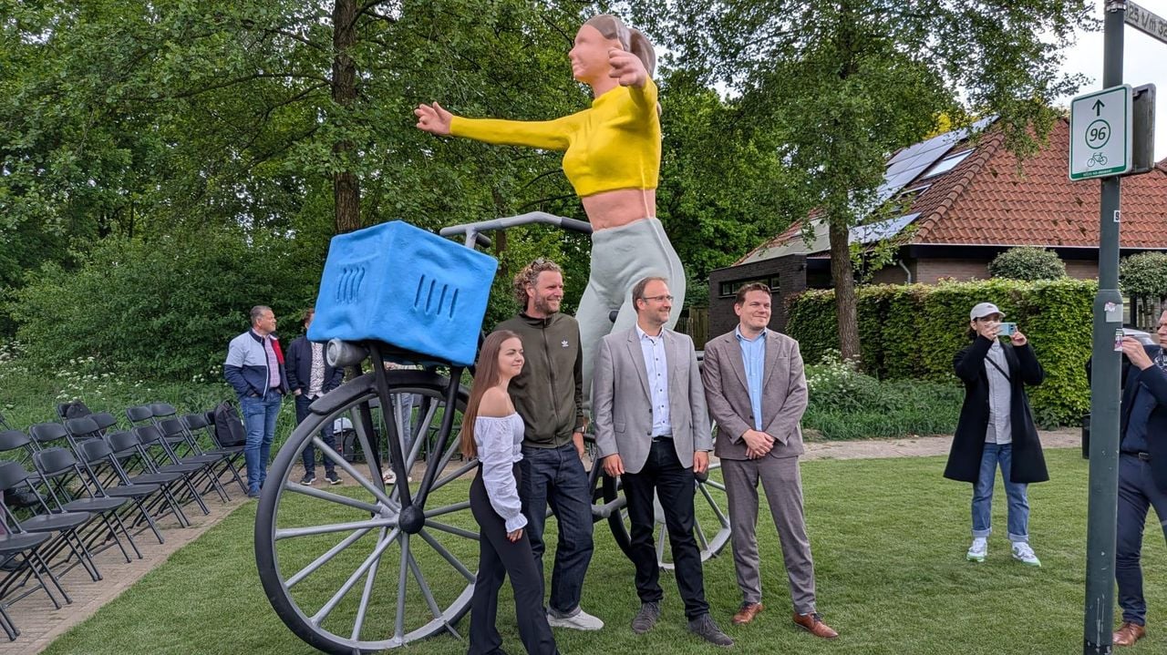 Lonneke en kunstenaar Florentijn met de wethouder en gedeputeerde bij de onthulling van het beeld in mei.