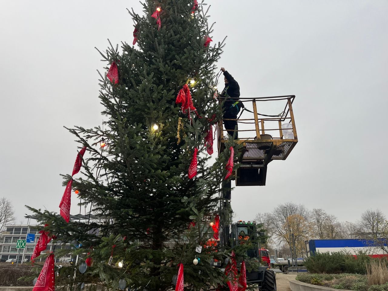 In de kerstboom worden lichtjes en rode zakdoeken gehangen door Farmers Defence Force (foto: Omroep Brabant).