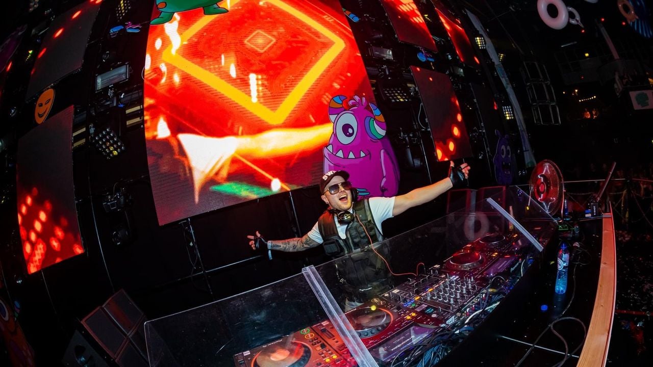 DJ B-FOUR op het festival Knaltibal.