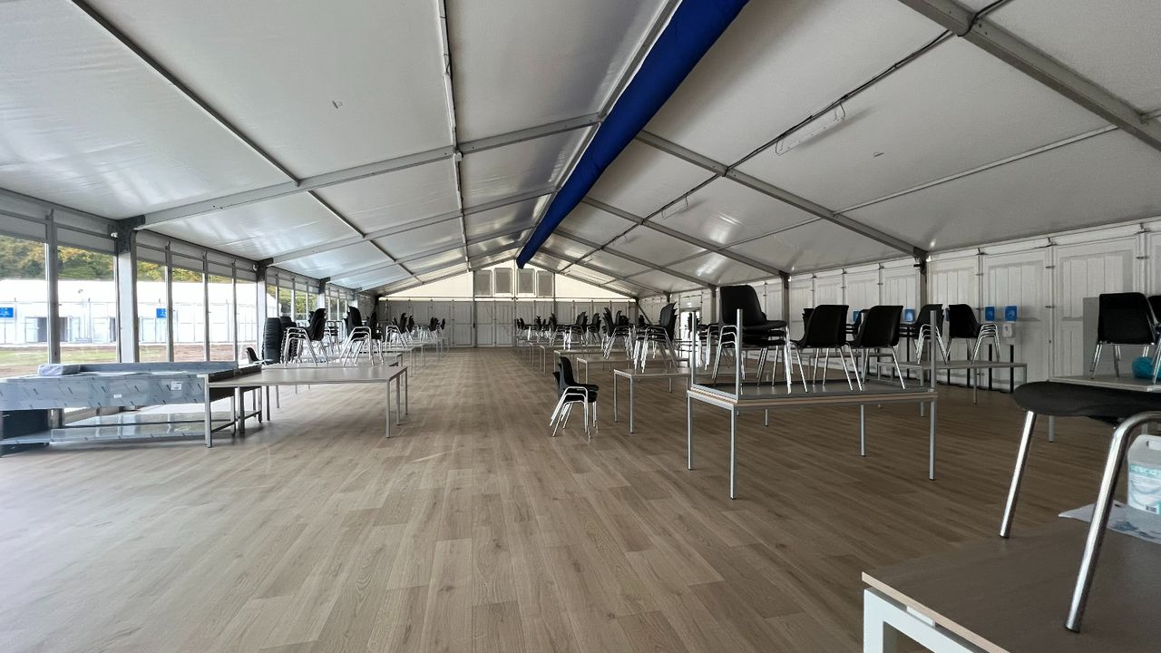 De gezamenlijke ruimte waar bewoners van de crisisopvang kunnen eten (foto: Megan Hanegraaf).