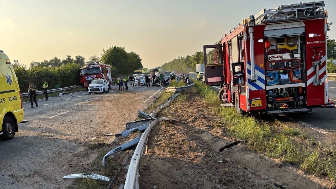 Op foto's is de ravage op de weg goed zichtbaar (foto: Rijkswaterstaat Verkeersinformatie / X).