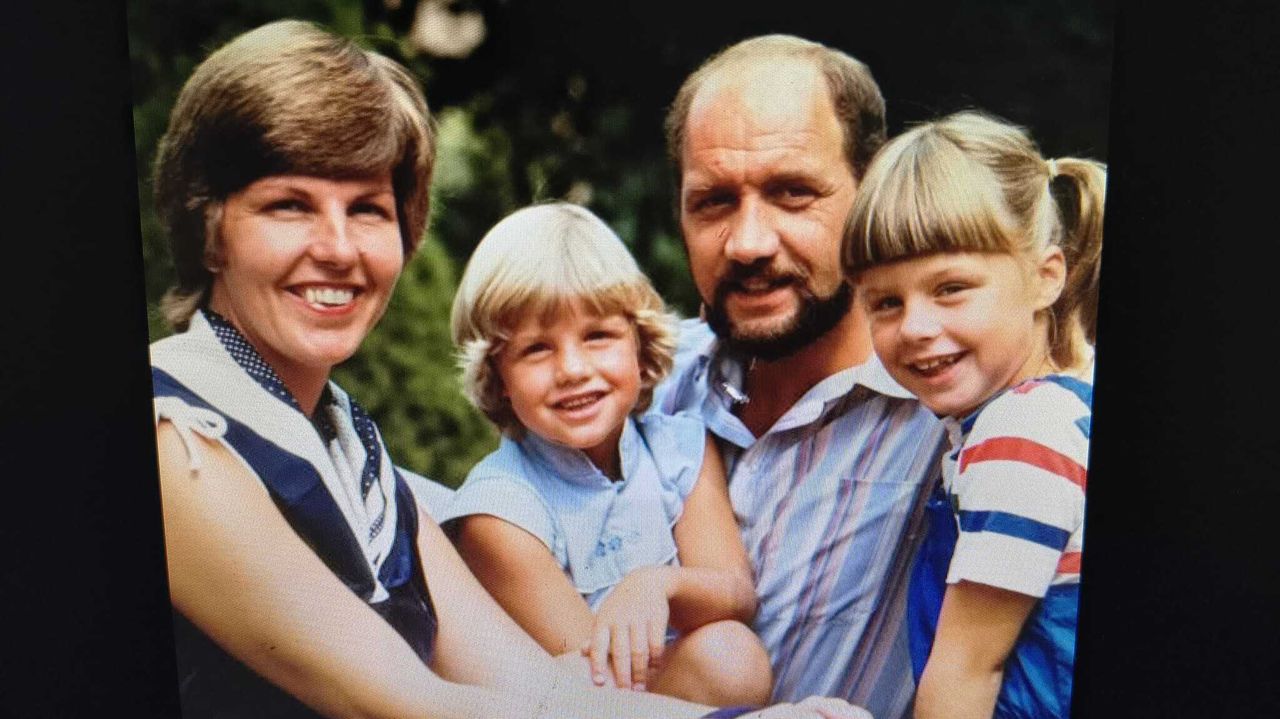 Wim en Gerda Pors met hun dochters Sandra en Astrid in vroegere jaren (privéfoto).