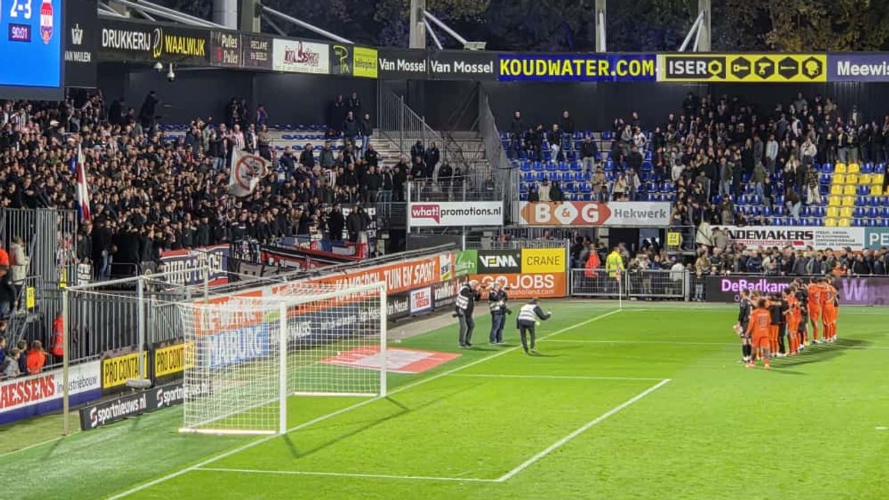 De spelers van Willem II vieren de derbywinst met de supporters (foto: Leon Voskamp).