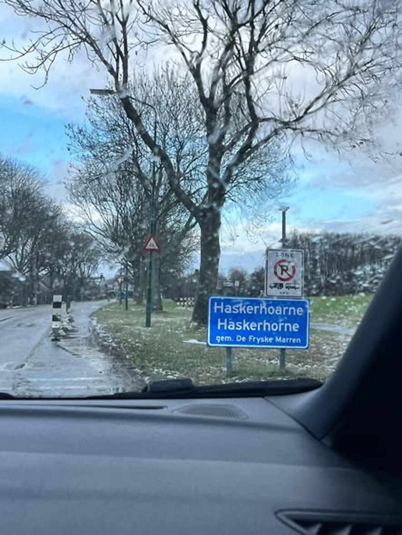 Eerste gestolen gemeentebord weer terecht (foto: Facebook Moerdijk dorp)