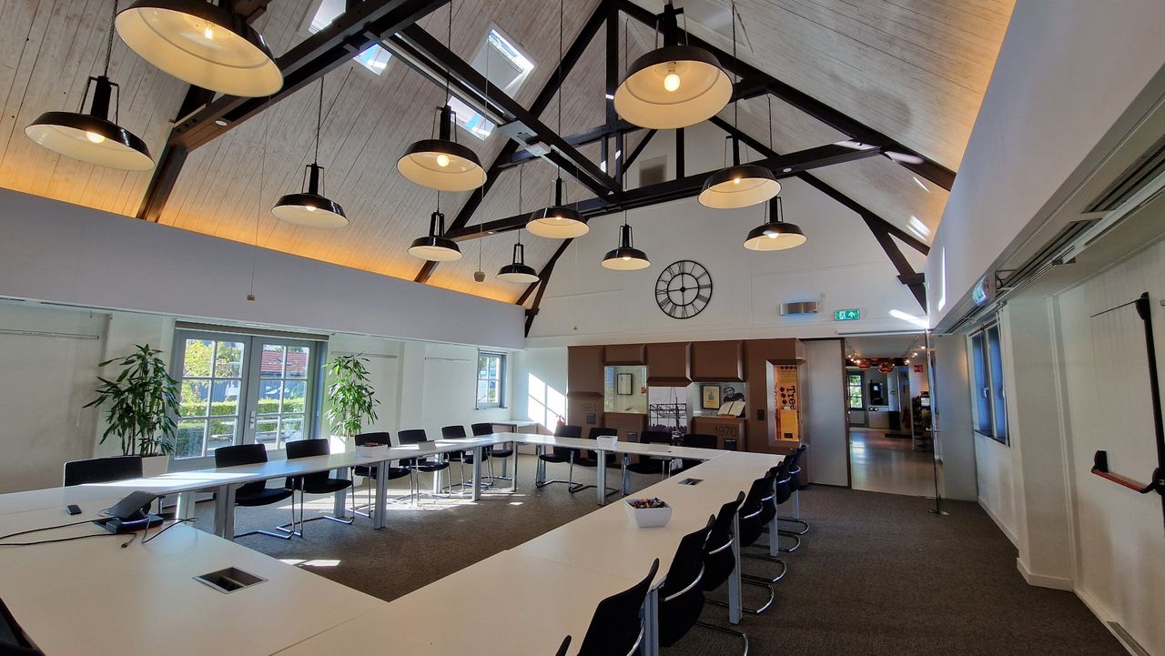 Een van de vergaderruimtes in de boerderij (foto: Tom Berkers).