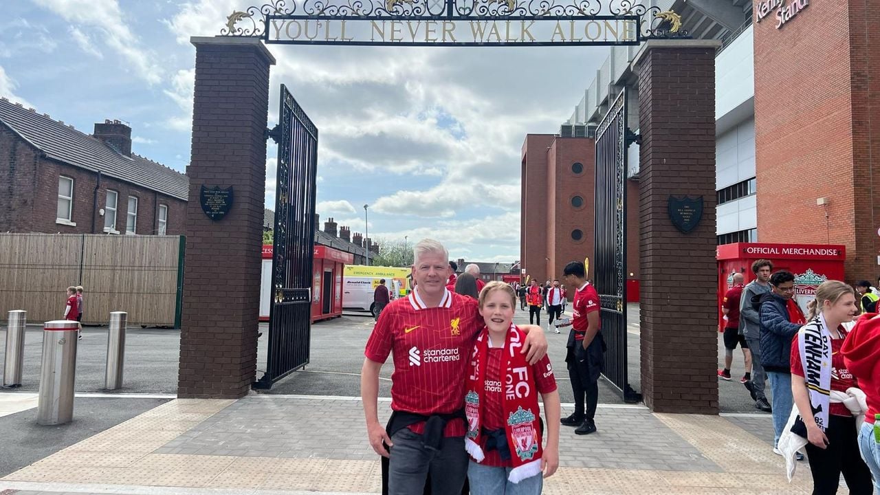 Jeroen en zoon Bobbie bij het stadion (foto: Jeroen van Belkom).